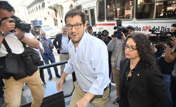 El periodista Eduardo Preve llegó a la sede de Fiscalía acompañado de la directora de TV Ciudad, Alejandra Casablanca