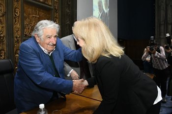 Carolina Cosse saluda a José Mujica durante la presentación del libro