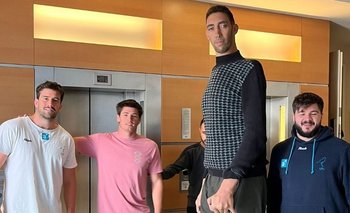 Un grupo de jugadores de Los Teros con el hombre más alto del mundo