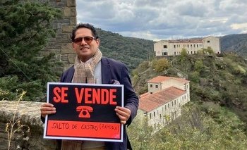 Ronnie Rodríguez, quien sostiene un cartel de "Se vende", dice que el dueño quería montar un hotel en el pueblo.