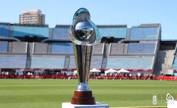 El trofeo de la Copa AUF Uruguay