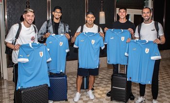 Luis Suárez y Sergio Rochet estuvieron entre los primeros cinco jugadores de la celeste que llegaron a Abu Dabi este sábado