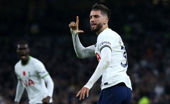 Bentancur celebra su segundo gol para Tottenham de este sábado