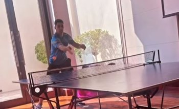 Luis Suárez jugando al ping pong en Abu Dabi ante Maximiliano Gómez