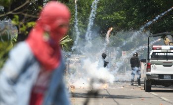 Manifestantes chocan contra la policía de Bolivia en reclamo de la realización antes de fin de año del Censo Nacional de Población