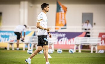 Diego Alonso, entrenador de la selección uruguaya, dirigiendo el segundo entrenamiento en Abu Dabi previo al Mundial de Qatar 2022