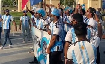 Hinchas vestidos de Argentina celebrando en las calles de Doha