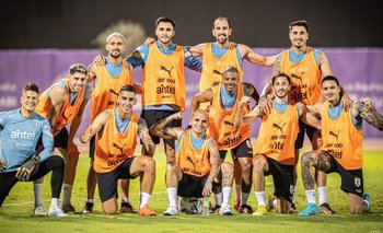 El equipo ganador en la práctica de la selección uruguaya en Abu Dabi este martes