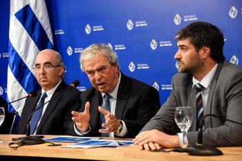 Heber durante una conferencia de prensa, acompañado del subsecretario Guillermo Maciel (izquierda) y el director general Nicolás Martinelli (derecha). Foto de archivo