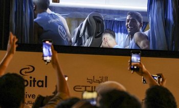 Luis Suárez y las fotos de los fans en Abu Dabi