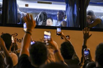Luis Suárez y las fotos de los fans en Abu Dabi