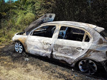 Los delincuentes incendiaron el auto blanco que usaron para el copamiento en Suárez