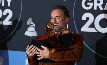 Jorge Drexler posa con sus siete premios Grammy Latino