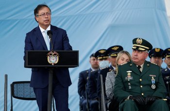 El presidente de Colombia, Gustavo Petro, da un discurso junto al comandante general de las Fuerzas Armadas de ese país, Helder Giraldo, en un acto por los primeros 100 días de gobierno (archivo) 
