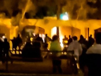 Captura de pantalla de video donde se ve a los manifestantes quemar la casa del ayatolá Jomeini