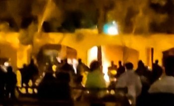 Captura de pantalla de video donde se ve a los manifestantes quemar la casa del ayatolá Jomeini