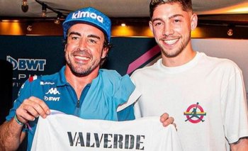 Federico Valverde le regaló su camiseta de Real Madrid este viernes a un gran madridista, como el bicampeón mundial de Fórmula Uno, Fernando Alonso