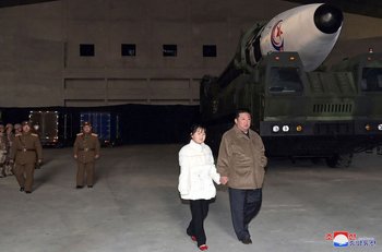 El líder norcoreano se exhibió por primera vez con su hija, la nieta del mítico Kim Il Sung.