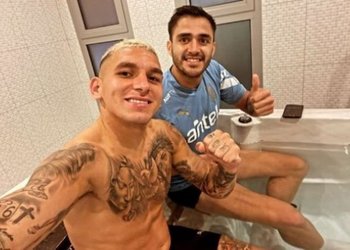 Lucas Torreira y Maximiliano Gómez se recuperan del primer entrenamiento en Qatar en el hotel de Uruguay