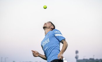 Federico Valverde jugando con una pelotita de tenis en la práctica del domingo en Doha