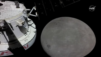 Orión aprovechó su sobrevuelo por la superficie de la Luna para tomar fotos.