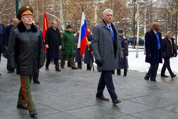 El presidente cubano Díaz-Canel (en el centro) recorre la plaza Roja en Moscú, Rusia