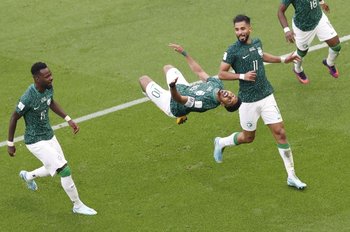 Festejo de gol de jugadores de Arabia Saudita, este martes ante Argentina