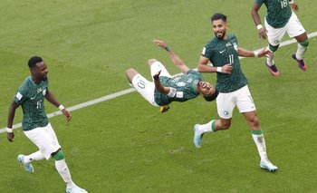 Festejo de gol de jugadores de Arabia Saudita, este martes ante Argentina