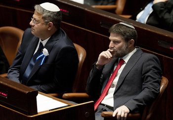 Los integrantes del Parlamento israelí Itamar ben Gvir (izquierda) y Bezalel Smotrich (derecha) en el Parlamento de Israel en Jerusalén el 15 de noviembre de 2022