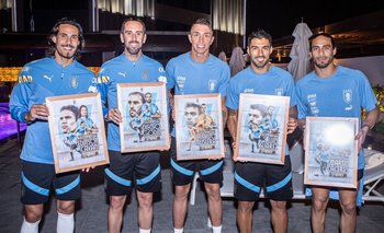 La Asociación Uruguaya de Fútbol (AUF) homenajeó a Diego Godín, Luis Suárez, Edinson Cavani, Fernando Muslera y Martín Cáceres, los cinco jugadores que llegaron a cuatro mundiales en el Mundial Qatar 2022.