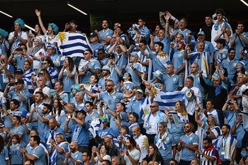 Hinchas uruguayos en el partido contra Corea