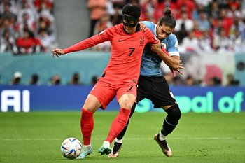 Heung-Min Son y Martín Cáceres en el partido Uruguay-Corea del Sur del Mundial de Qatar 2022