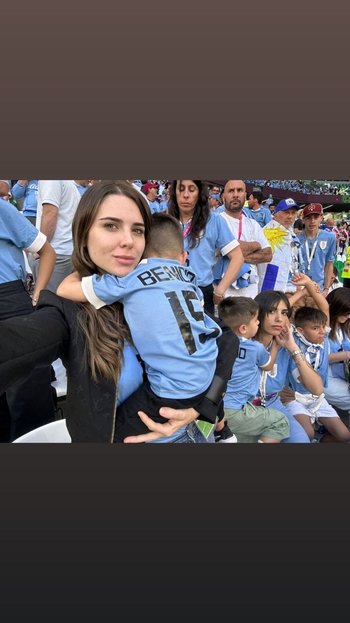 Bonino con la camiseta de Uruguay con su hijo Benicio