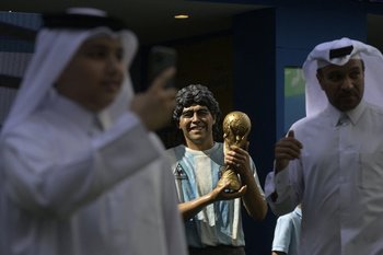 Estatua de Maradona con la Copa del Mundo