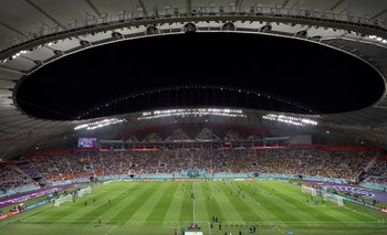 Futbolistas de Holanda y Ecuador calientan en el Estadio Internacional Jalifa en la previa del partido entre ambas selecciones