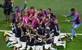 El plantel de Ecuador celebra contra Holanda