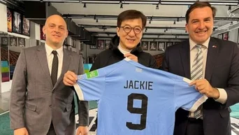 Fernando Lugris, embajador uruguayo en China, le regaló la camiseta uruguaya con el número 9 al actor Jackie Chan