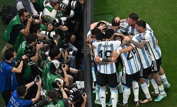 Argentina festeja uno de sus goles contra México en su victoria 2-0