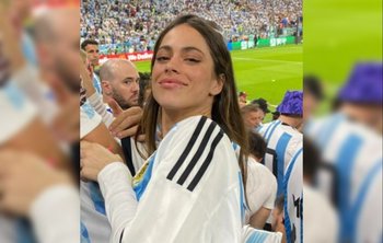 Tini Stoessel alentando a la selección argentina en el estadio