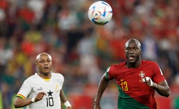 Danilo Pereira fue titular contra Ghana en el debut de Portugal; aquí superando a Andre Ayew de los africanos