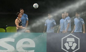 Manuel Ugarte domina la pelota ante la mirada de sus compañeros, este domingo en el entrenamiento celeste
