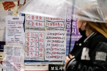 Estudiantes paran a ver consignas contra la política de covid cero del gobierno chino