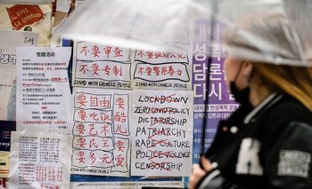 Estudiantes paran a ver consignas contra la política de covid cero del gobierno chino