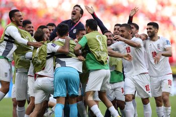 La selección de Irán celebra el primer gol frente a Gales