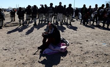 Un migrante venezolano se sienta frente a policías en Ciudad Juárez, estado de Chihuahua, México