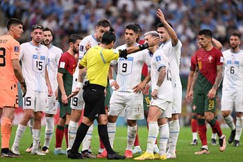 Los jugadores de Uruguay le reclaman a Faghani 