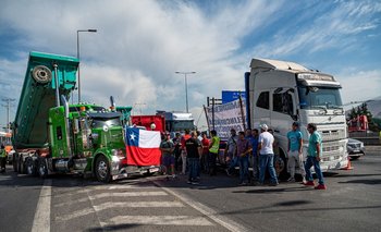 Camioneros chilenos bloquean parcialmente una ruta
