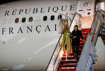 El presidente francés Emmanuel Macron, junto a su esposa Brigitte Macron, bajan de su avión en Maryland, Estados Unidos