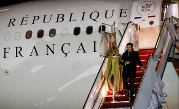 El presidente francés Emmanuel Macron, junto a su esposa Brigitte Macron, bajan de su avión en Maryland, Estados Unidos