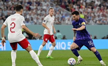 Messi jugando de violeta ante Polonia
